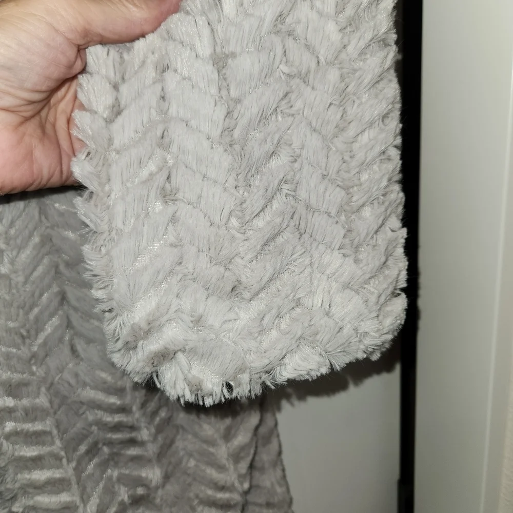 Carmen Marc Valvo Chevron Gray Faux Fur Coat One Snap Front Size S Soft Lined